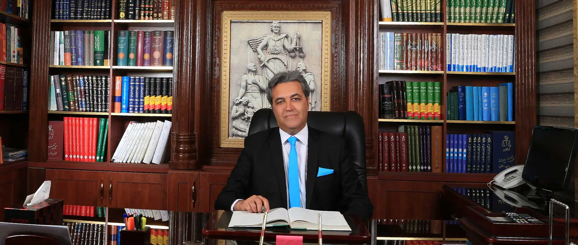 آقای مهرداد دریاباری وکیل پایه یک دادگستری